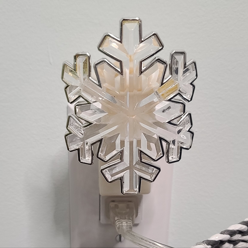 Bath & Body Works Elegant Snowflake Wallflower Plug In